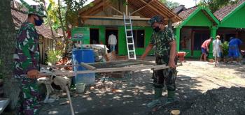 Percepat Aladin, Satgas TMMD Bojonegoro Ayak Pasir Pasang Keramik